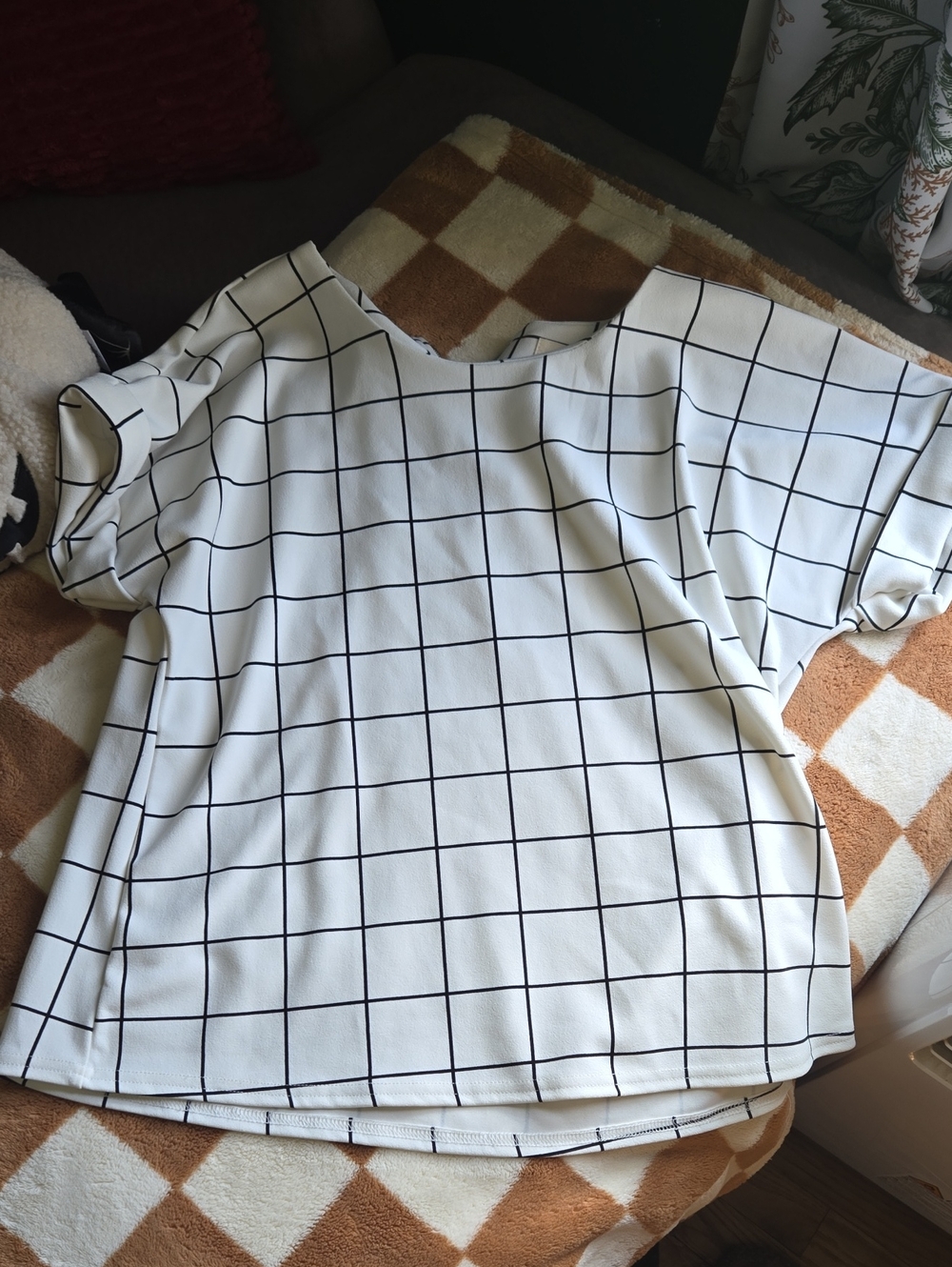 MELLODAY White Short Sleeve Top with Black Windowpane Grid